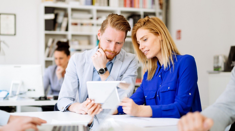 business-people-in-office-5HLCX4S (1)